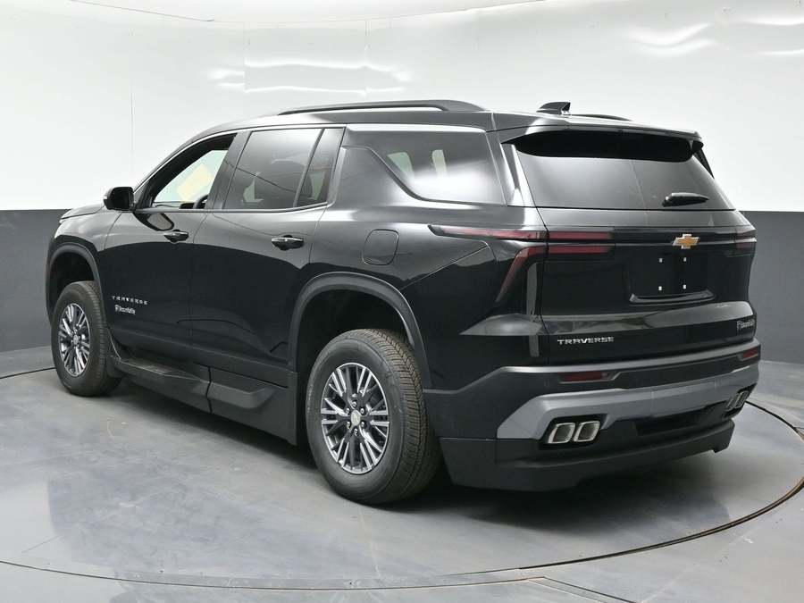 Black Chevrolet Traverse image number 1