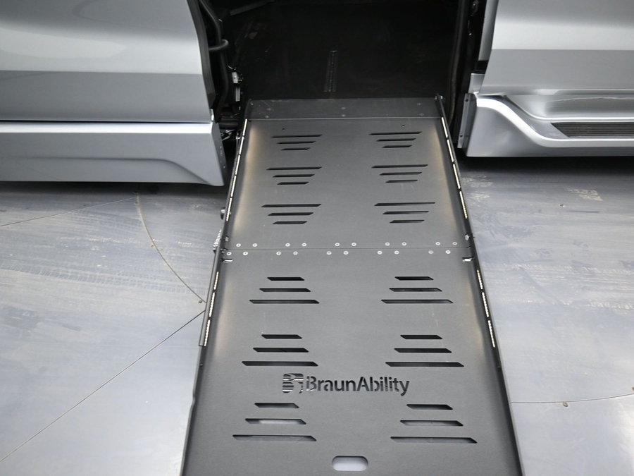 New 2025 Toyota Sienna Hybrid XSE Sport - BraunAbility Side Entry Entry Fold Out Automatic Ramp