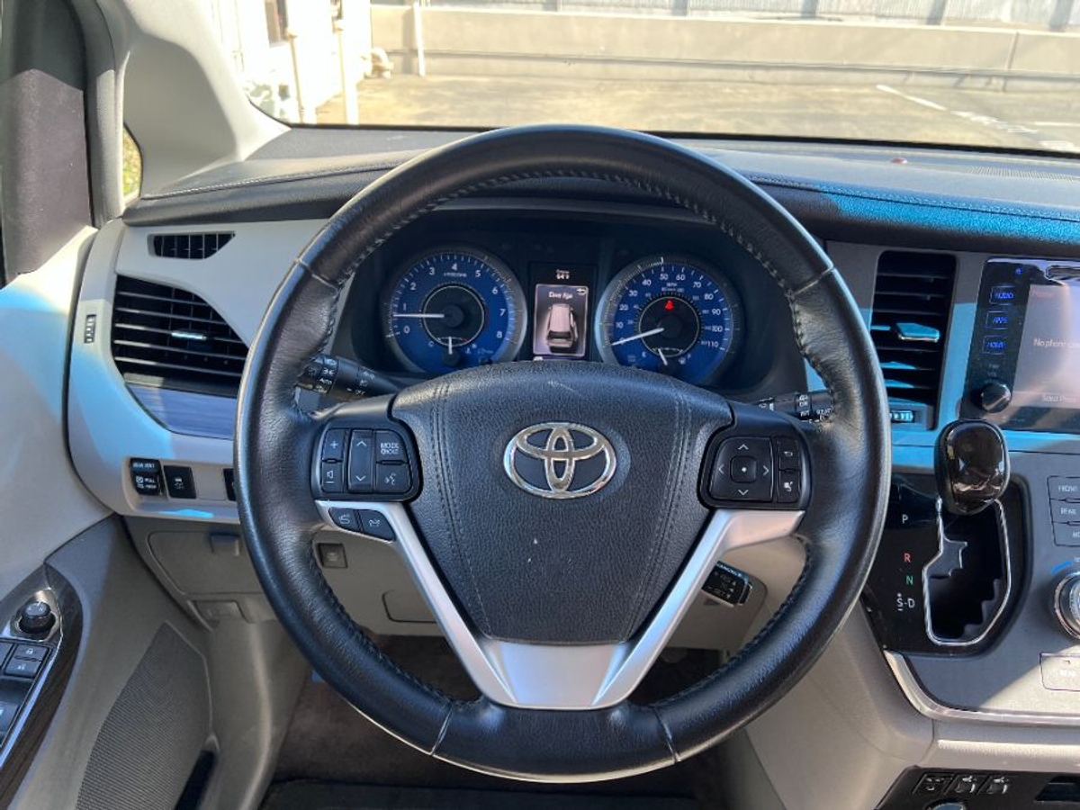 2015 TOYOTA SIENNA - Image 10