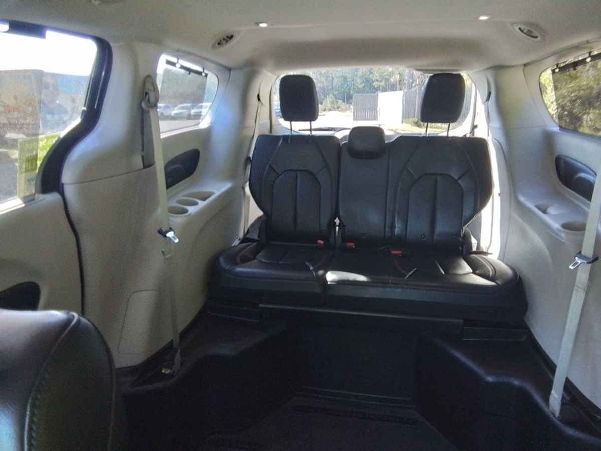 Grey Chrysler Pacifica image number 8