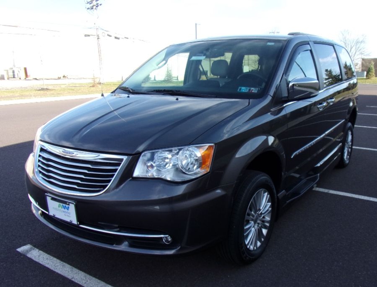 2015 CHRYSLER TOWN AND COUNTRY - Image 4