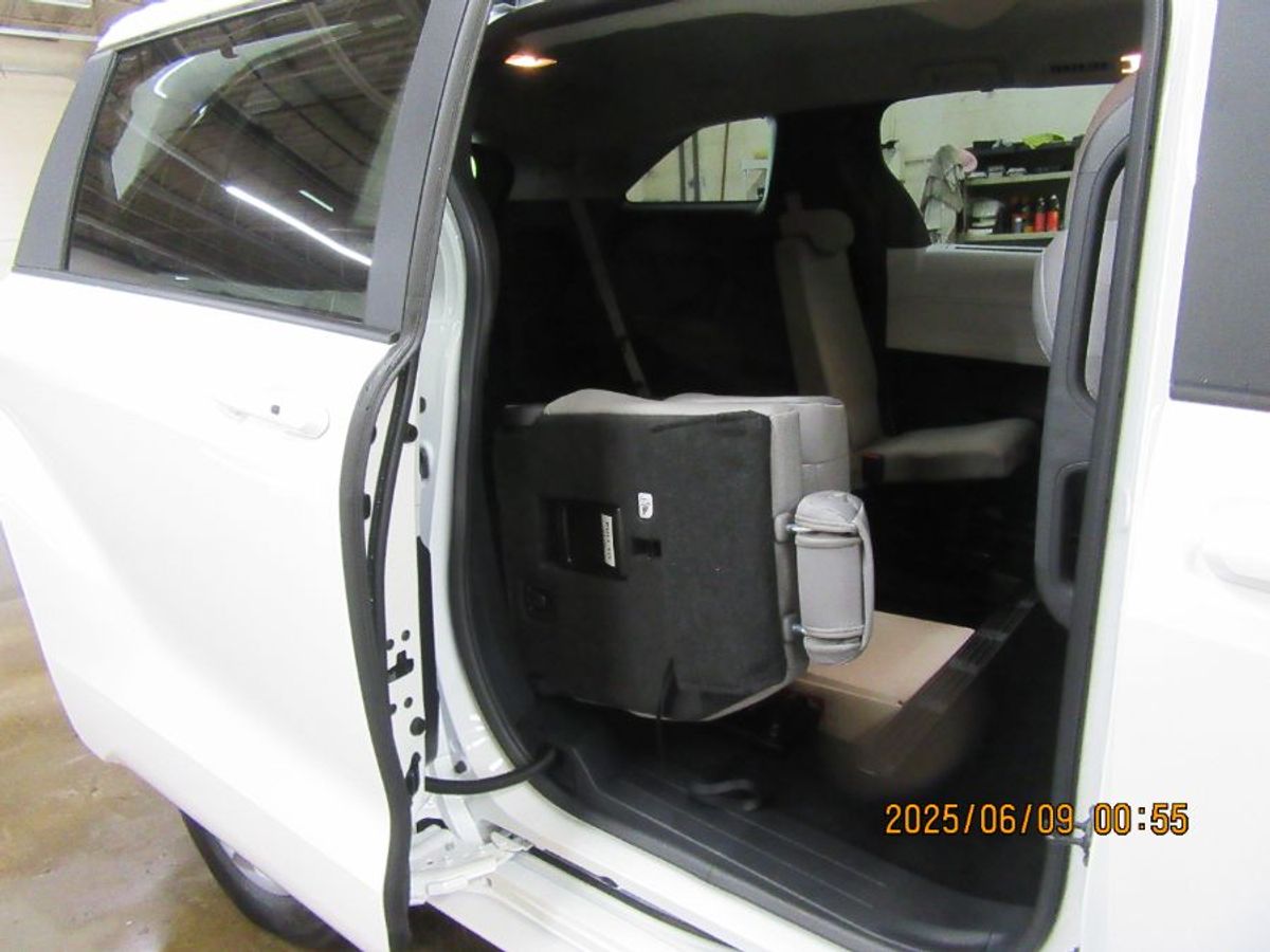 White Toyota Sienna image number 22