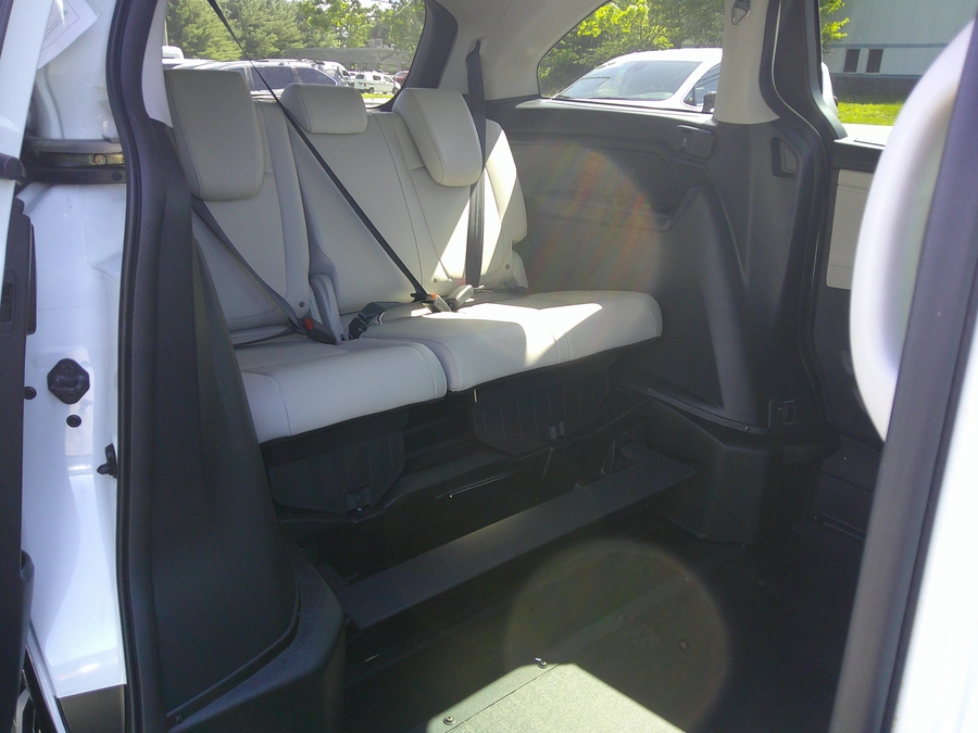 White Honda Odyssey image number 19