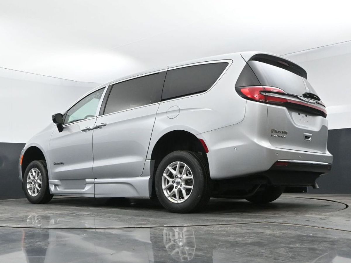 Silver Chrysler Pacifica image number 3