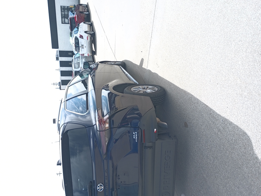 Blue Toyota Sienna image number 3