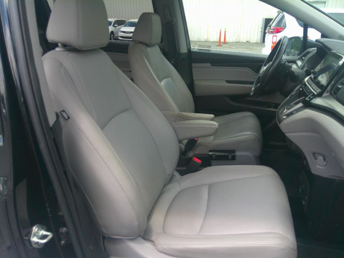 Black Honda Odyssey image number 15