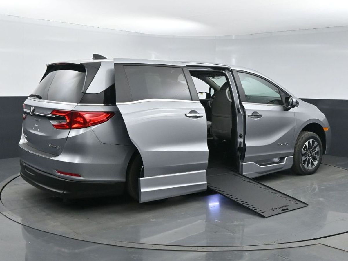 Silver Honda Odyssey image number 23