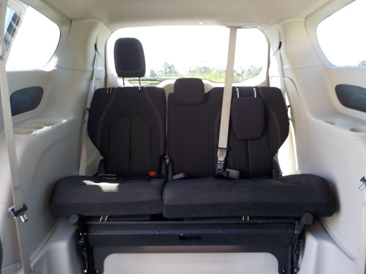Black Chrysler Voyager image number 37
