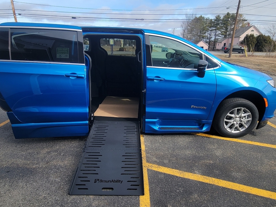 Blue Chrysler Pacifica image number 7