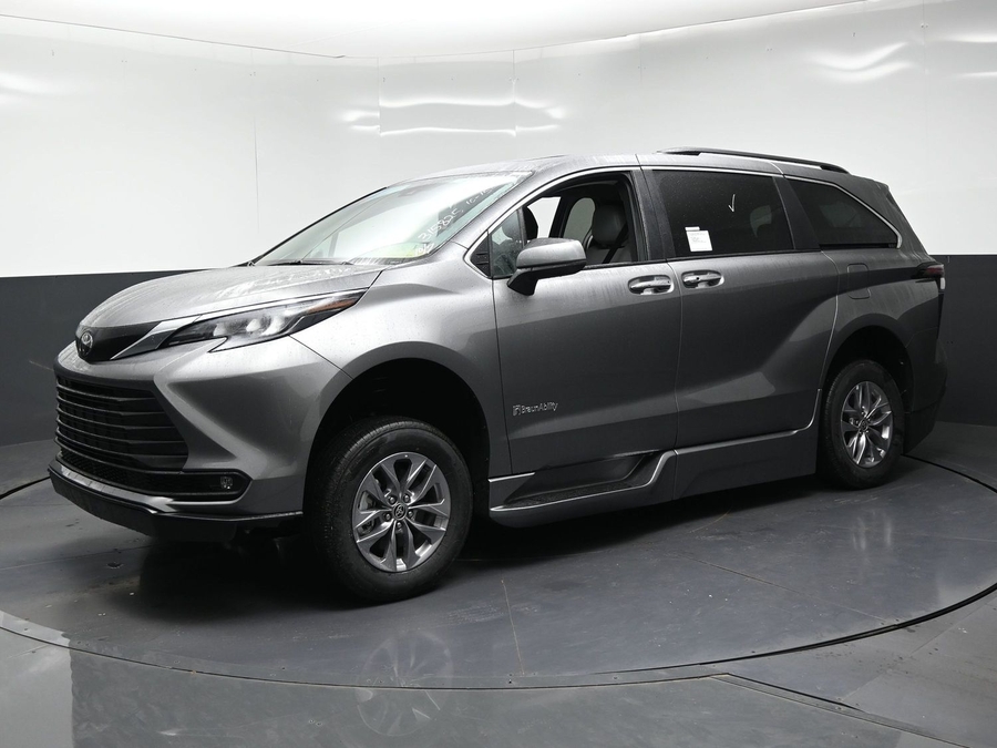 New 2026 Toyota Sienna Hybrid XLE Base - BraunAbility Side Entry Fold Out Automatic Ramp