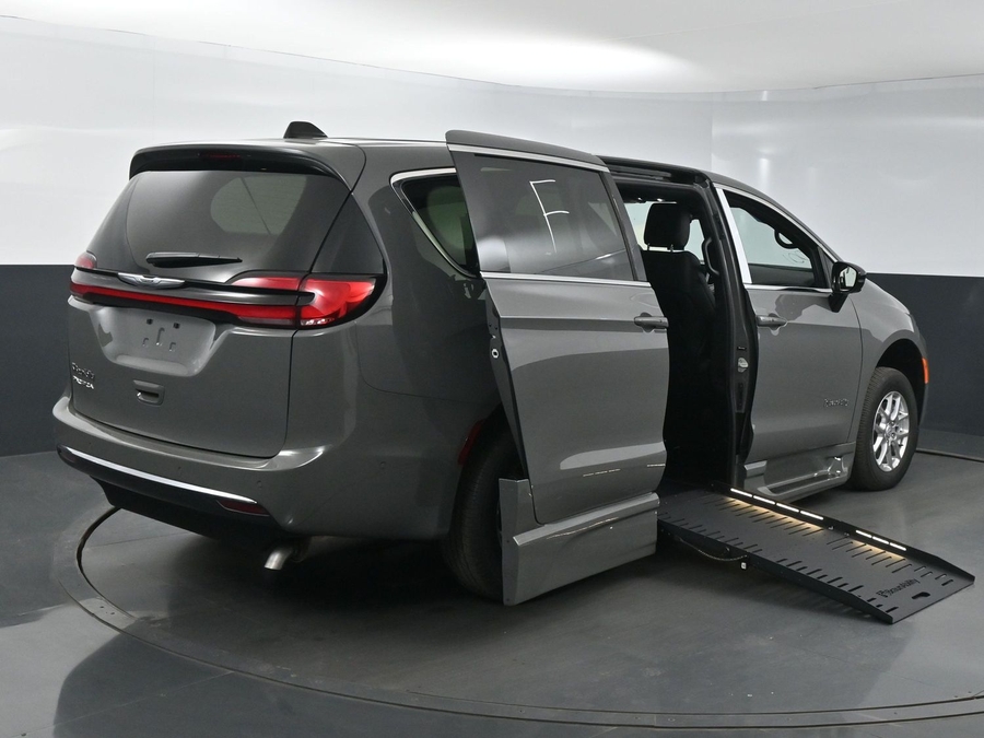 New 2025 Chrysler Pacifica Select Safety - BraunAbility Side Entry Entry Fold Out Automatic Ramp