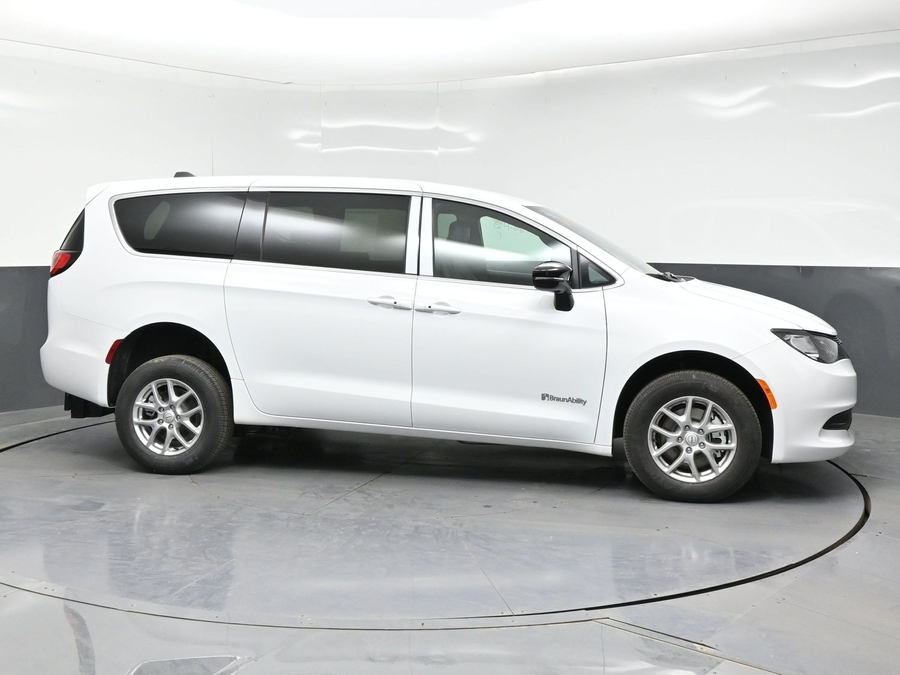 White Chrysler Voyager image number 7