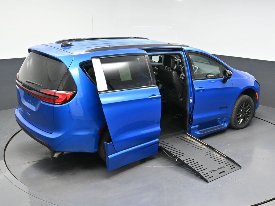 New 2027 Chrysler Pacifica Select Sport - BraunAbility Side Entry Fold Out Automatic Ramp