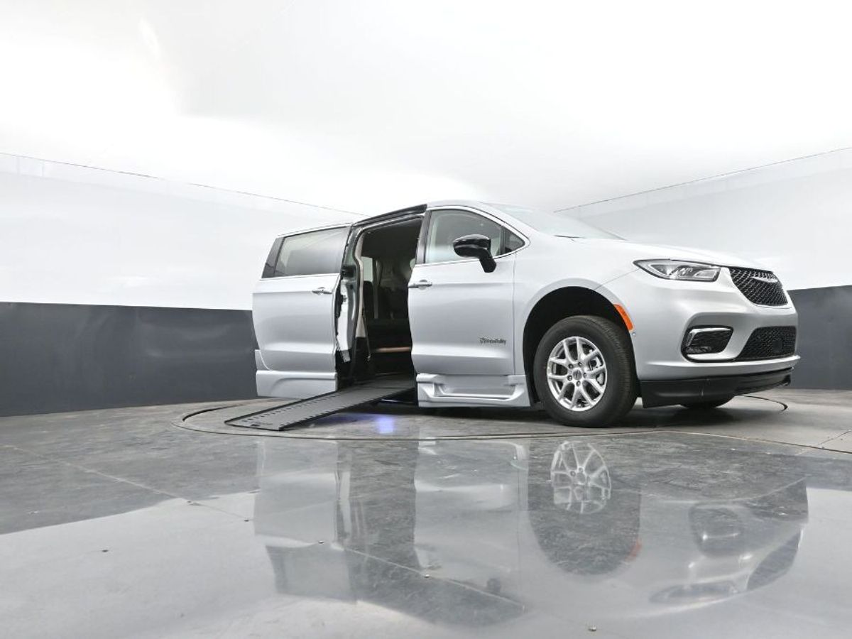 Silver Chrysler Pacifica image number 9