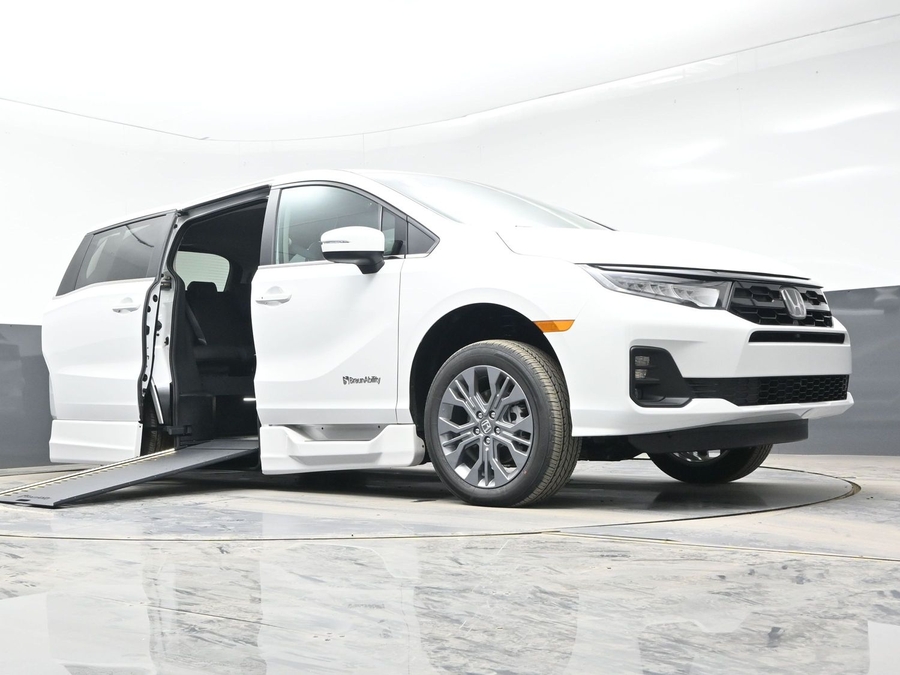 White Honda Odyssey image number 22