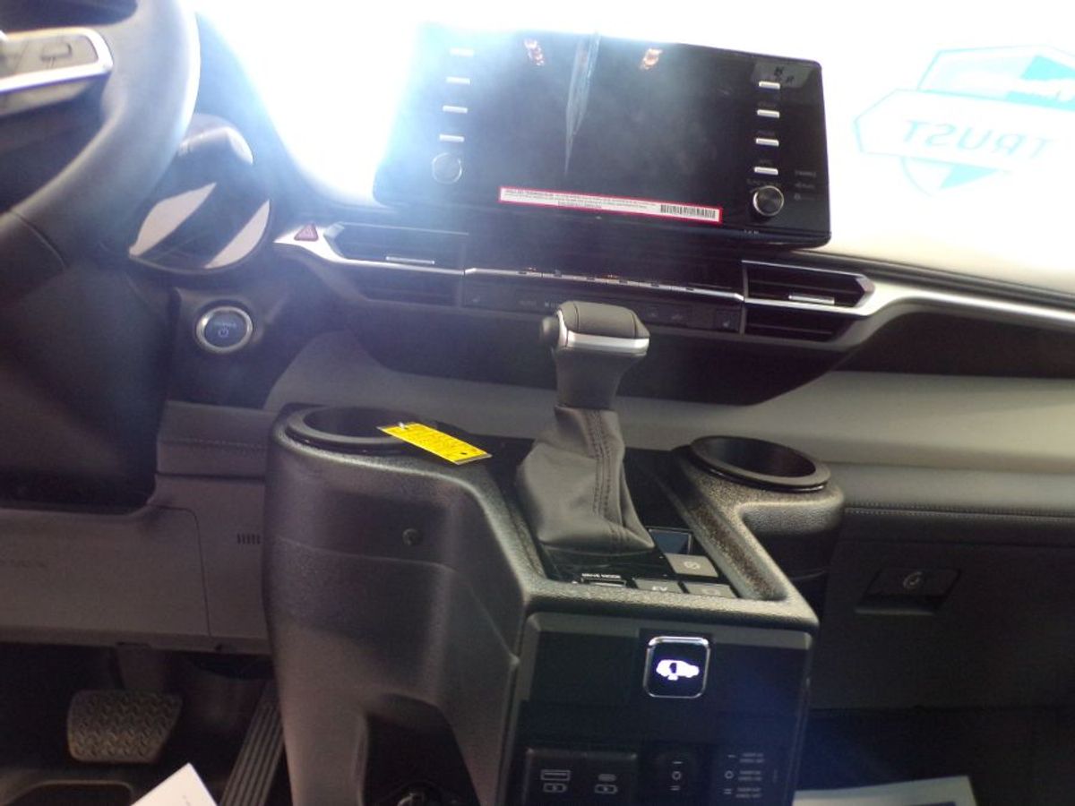 White Toyota Sienna image number 7