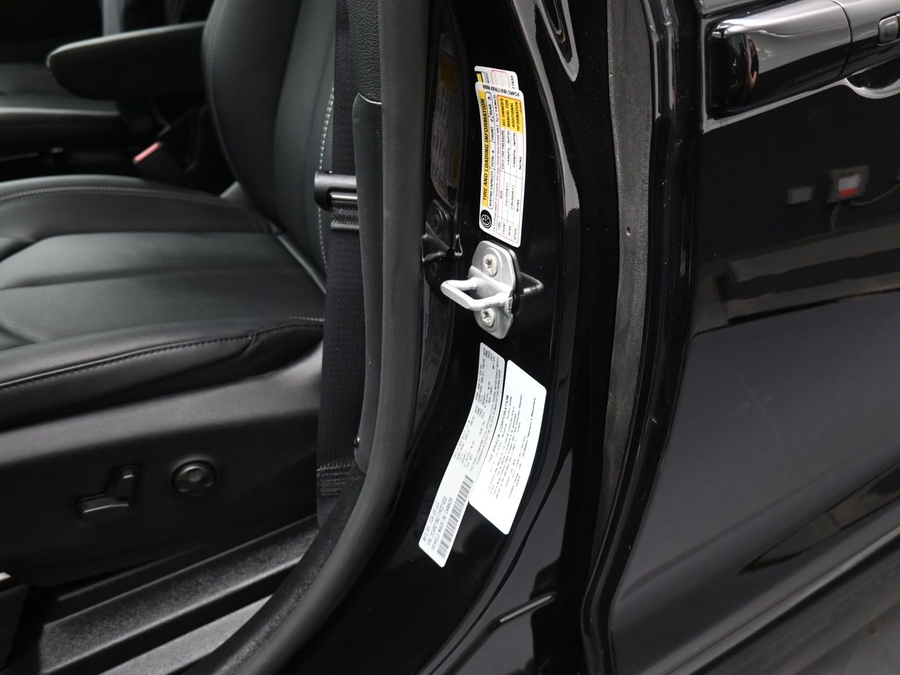 Black Chrysler Pacifica image number 13