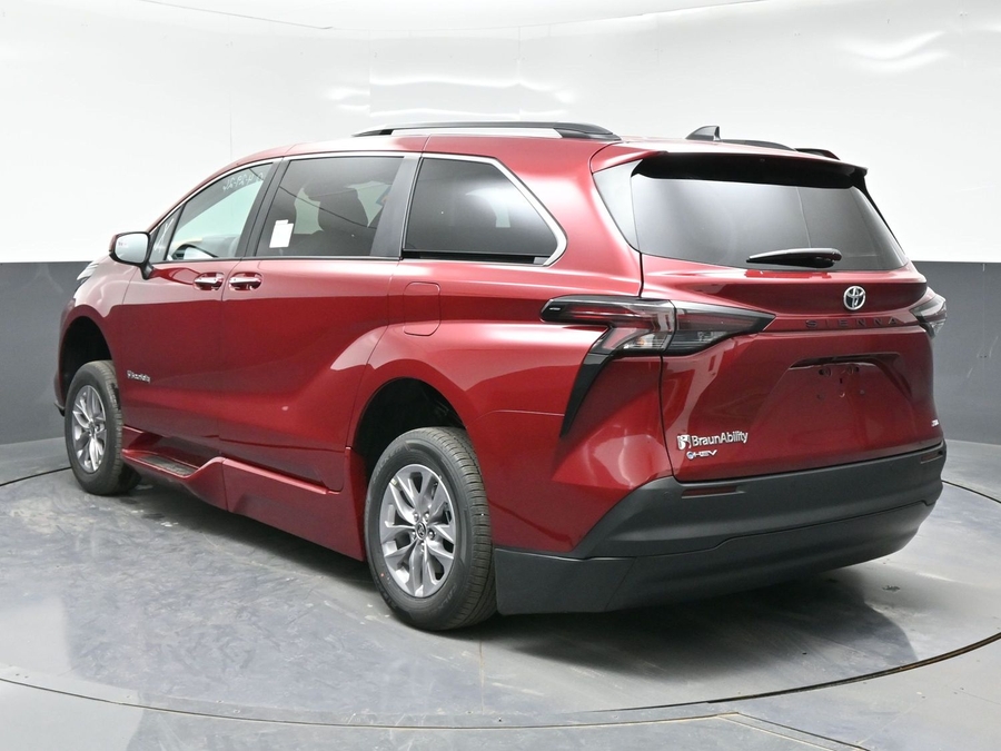 Red Toyota Sienna image number 4