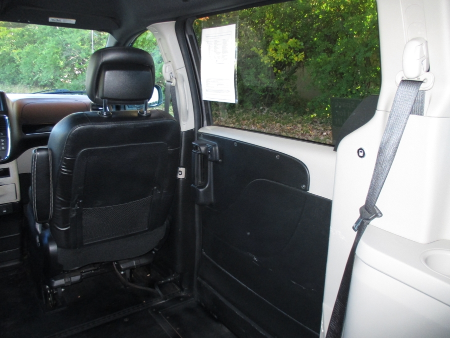 Grey Dodge Grand Caravan image number 14