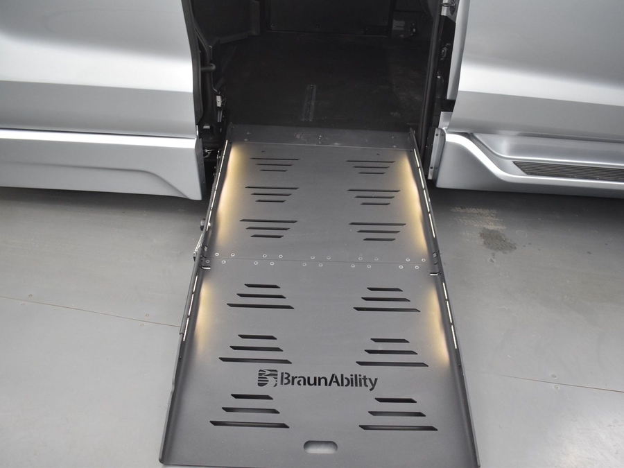 New 2025 Toyota Sienna Hybrid XLE Base - BraunAbility Side Entry Entry Fold Out Automatic Ramp