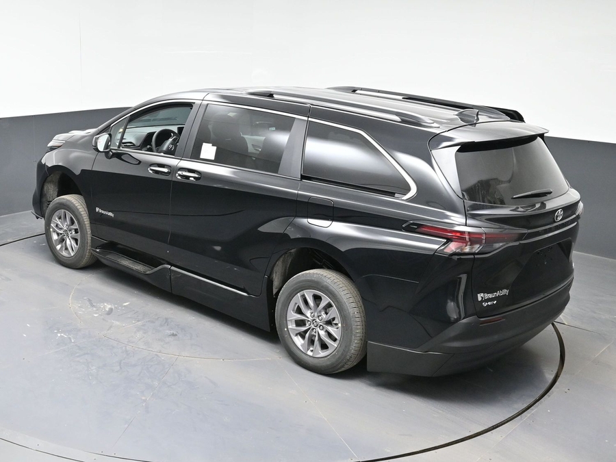 Black Toyota Sienna image number 24