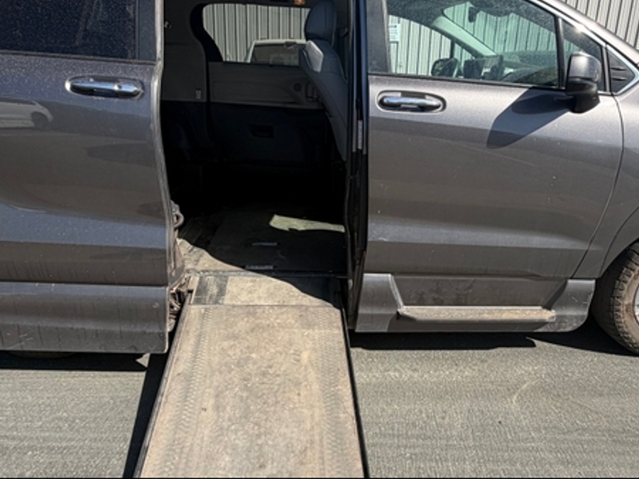 Grey Toyota Sienna image number 9