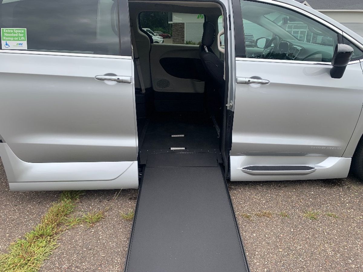 2024 CHRYSLER VOYAGER - Image 13