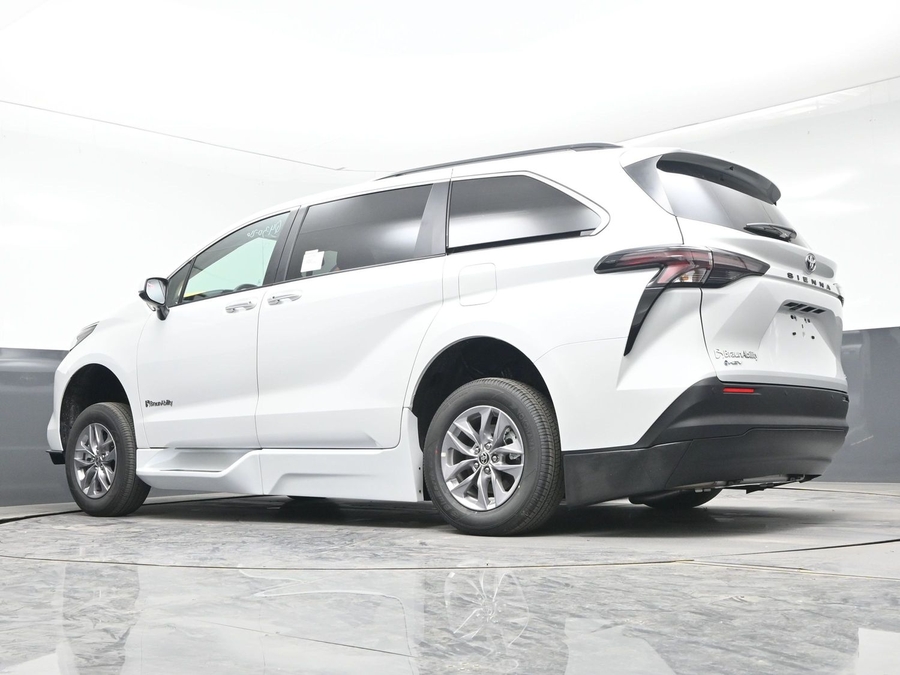 White Toyota Sienna image number 17