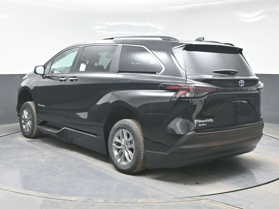 Black Toyota Sienna image number 4