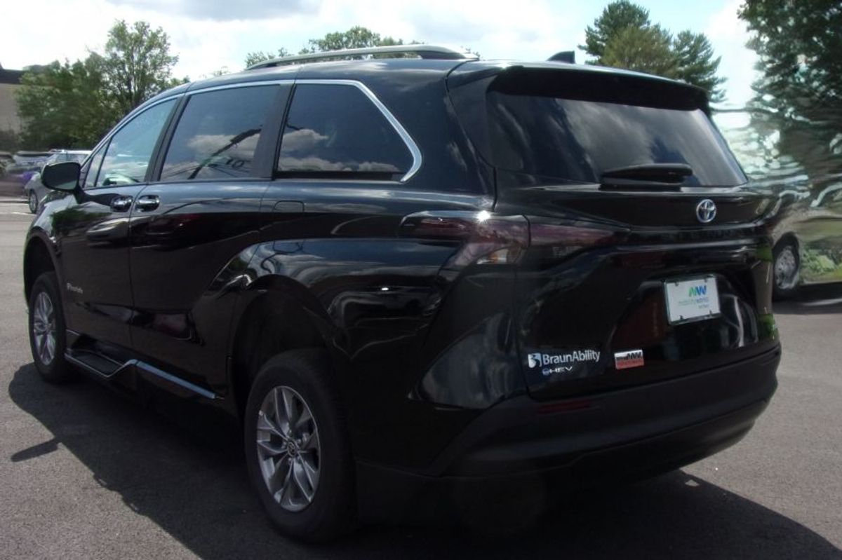 Black Toyota Sienna image number 4