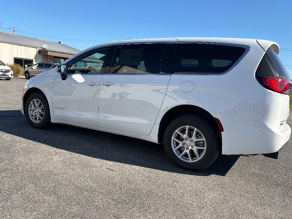 White Chrysler Voyager image number 5