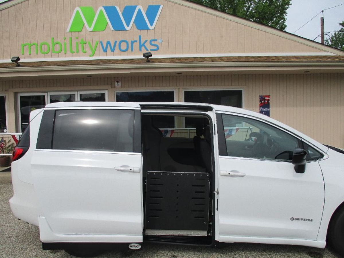 White Chrysler Voyager image number 7