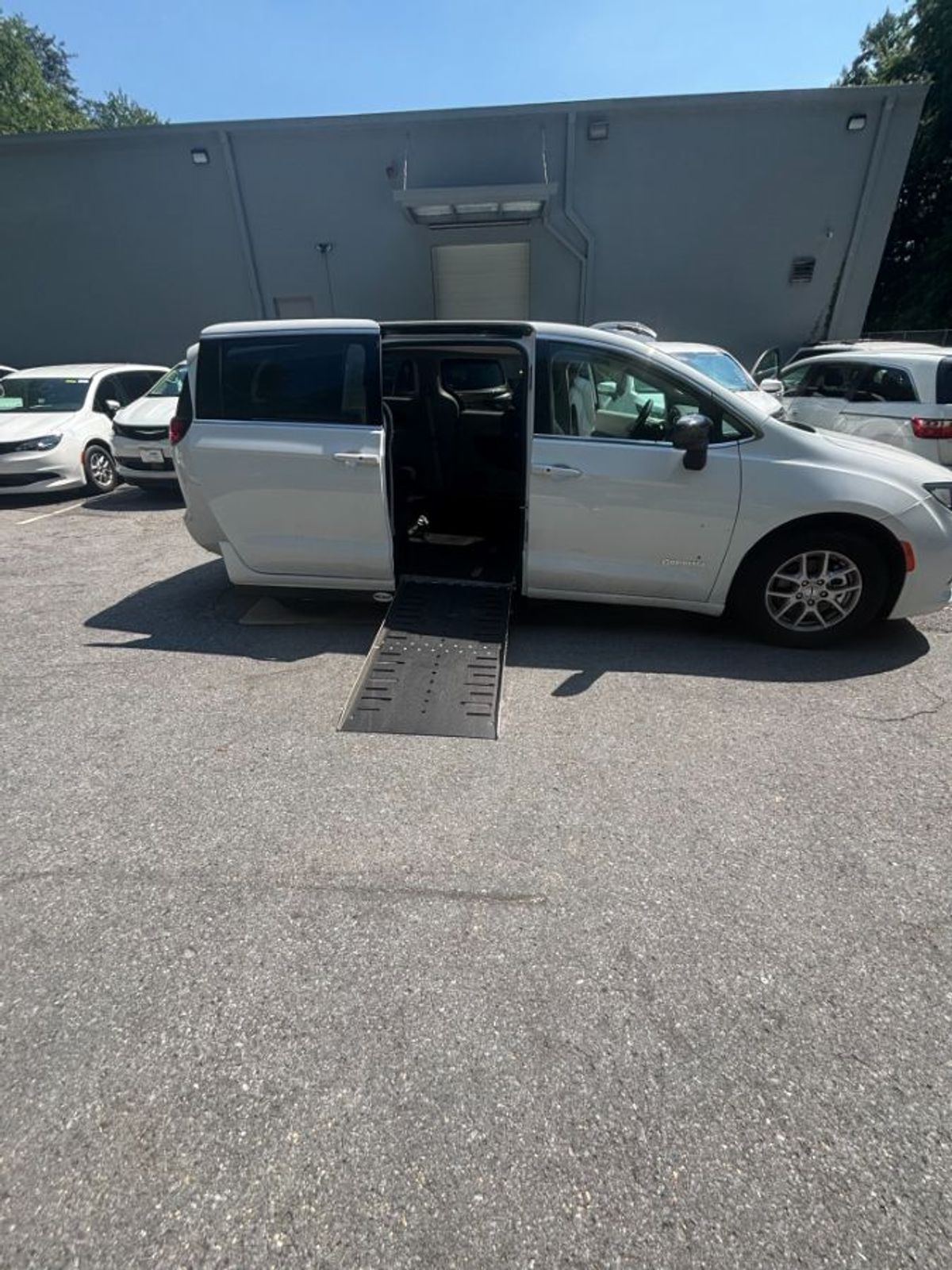 White Chrysler Voyager image number 11