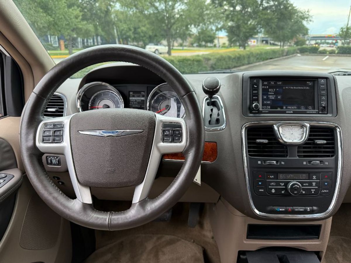 Número de imagen de Chrysler Town and Country blanco 15