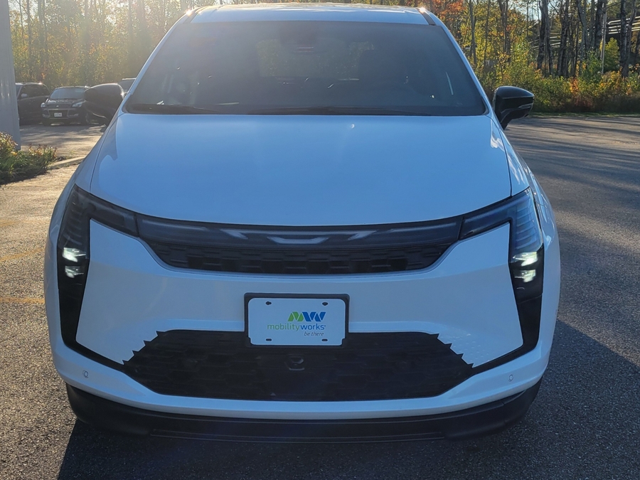 White Chrysler Pacifica image number 1