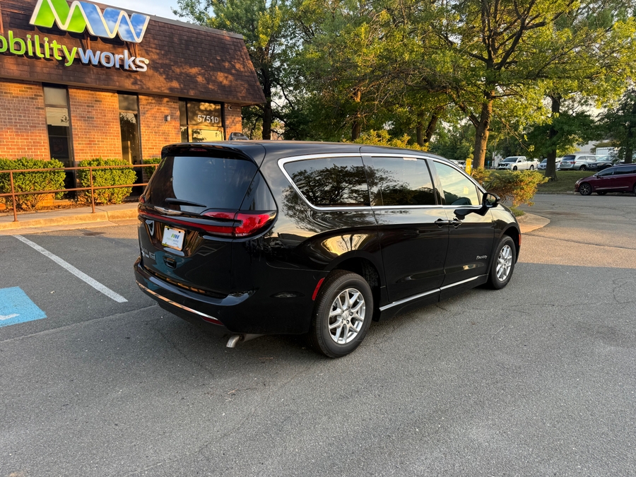 Black Chrysler Pacifica image number 6