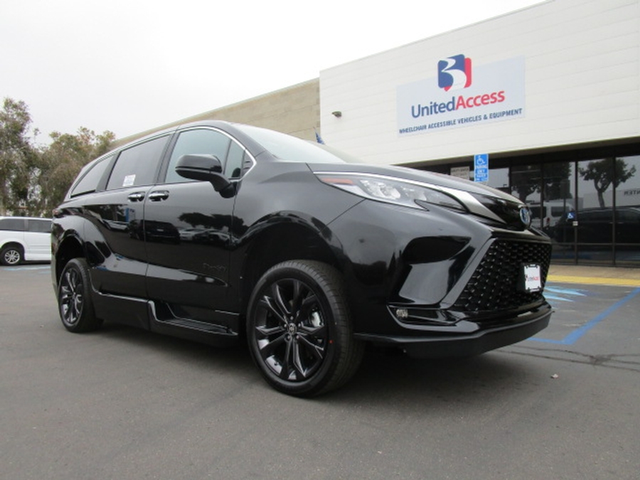 New 2025 Toyota Sienna Hybrid XSE Sport - BraunAbility Side Entry Entry In Floor Automatic Ramp