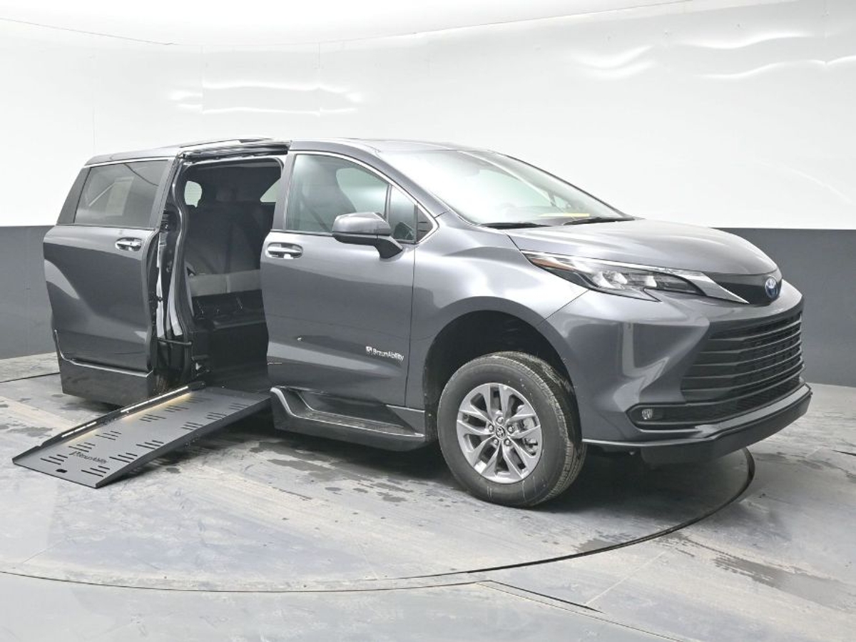 2025 TOYOTA SIENNA - Image 1