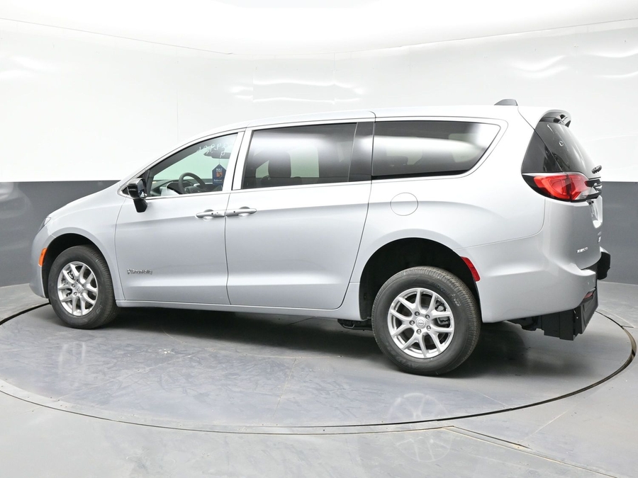 Silver Chrysler Voyager image number 3