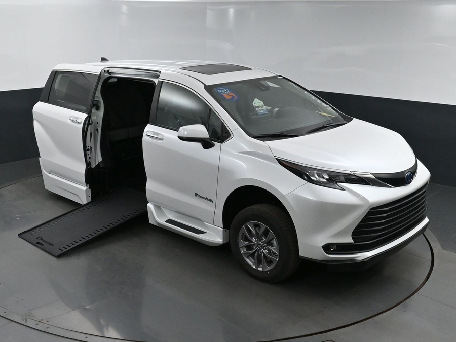 New 2025 Toyota Sienna Hybrid XLE Base - BraunAbility Side Entry Entry In Floor Automatic Ramp