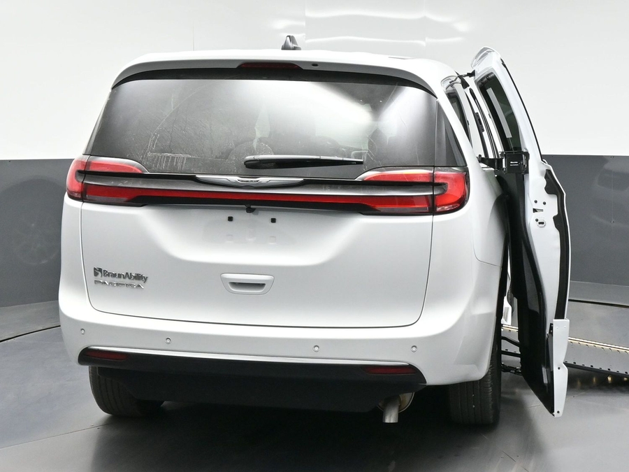 New 2026 Chrysler Pacifica Select Plus - BraunAbility Side Entry Entry In Floor Automatic Ramp