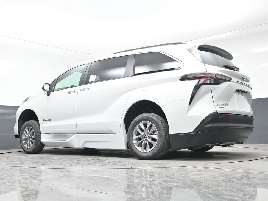 White Toyota Sienna image number 19