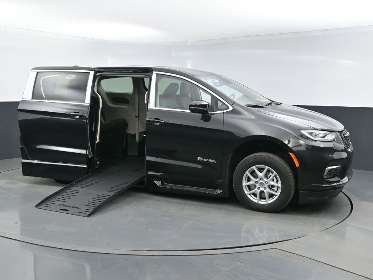 Black Chrysler Pacifica image number 17