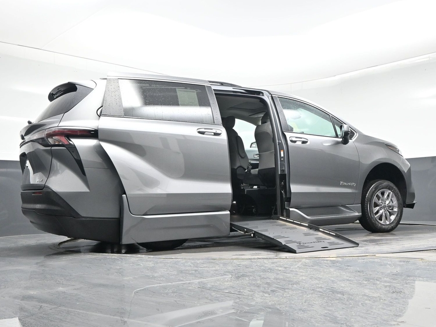 Grey Toyota Sienna image number 18