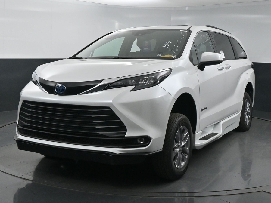 New 2025 Toyota Sienna Hybrid XLE Plus - BraunAbility Side Entry Entry Fold Out Automatic Ramp