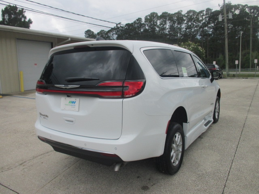 White Chrysler Pacifica image number 24