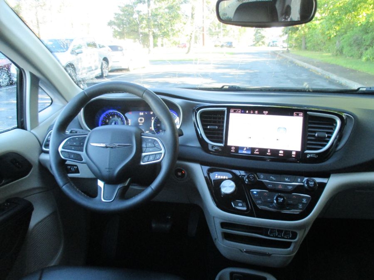 2023 CHRYSLER PACIFICA - Image 11