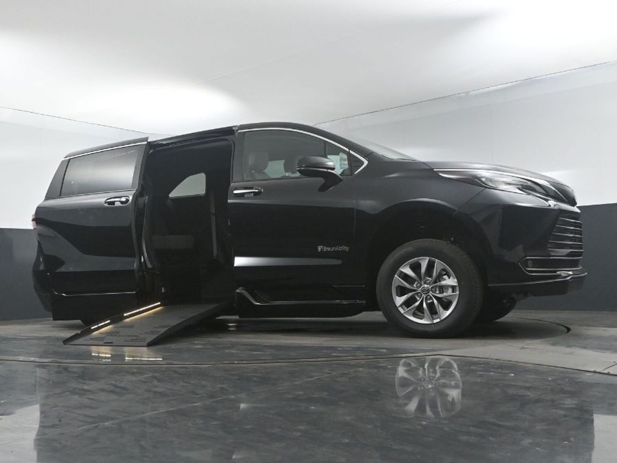 Black Toyota Sienna image number 17