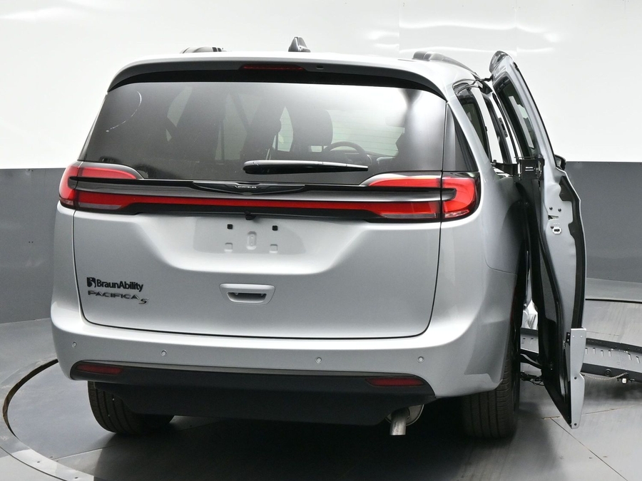 New 2026 Chrysler Pacifica Select Sport - BraunAbility Side Entry Fold Out Automatic Ramp