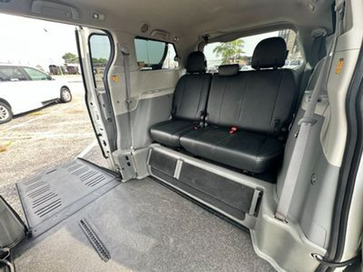 2011 TOYOTA SIENNA - Image 2